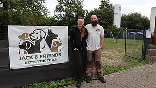 Franzi und Marco Kilger vor dem Hundetrainingsplatz im Haslet in Wörth.