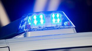 Die Polizei nimmt den aggressiven Mann fest. (Symbolbild) Die Polizei nimmt den aggressiven Mann fest. (Symbolbild)
