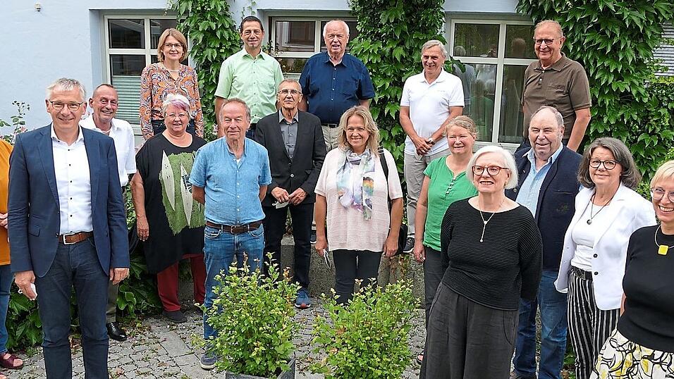 Die Wohnraumberater kamen zur Arbeitstagung am Landratsamt zusammen. Teilgenommen hat auch Landrat Werner Bumeder (2.v.l.). Die Wohnraumberater kamen zur Arbeitstagung am Landratsamt zusammen. Teilgenommen hat auch Landrat Werner Bumeder (2.v.l.).