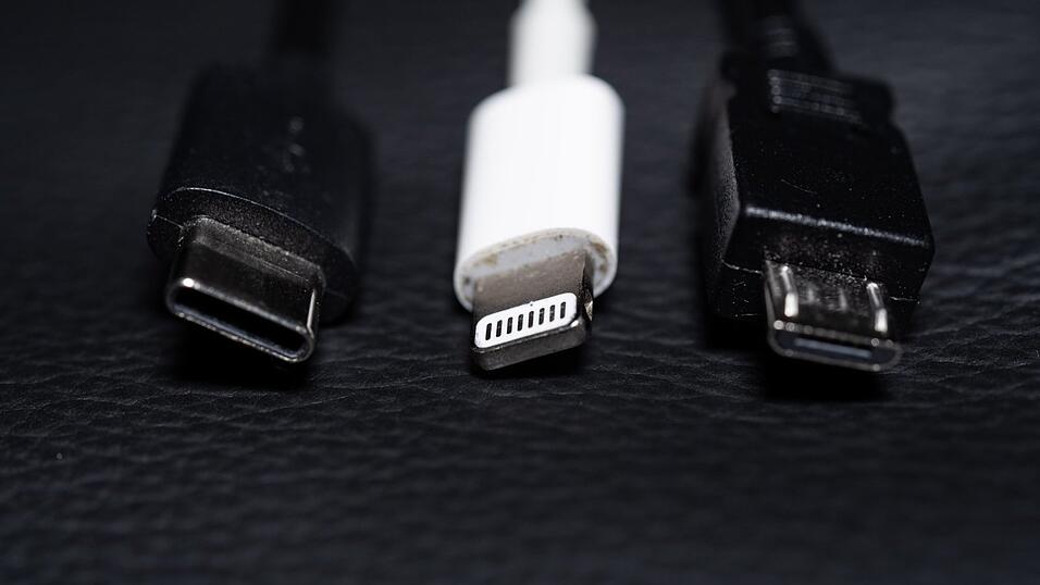 Ein USB-C-Kabel (l.), ein Apple-Lightning-Kabel (M.) und ein Micro-USB-Kabel (r.): Mit dem Kabelsalat soll in der EU Schluss sein, aber erst 2024. Dann soll es bei neuen geräten nur noch USB-C-Kabel geben. Ein USB-C-Kabel (l.), ein Apple-Lightning-Kabel (M.) und ein Micro-USB-Kabel (r.): Mit dem Kabelsalat soll in der EU Schluss sein, aber erst 2024. Dann soll es bei neuen geräten nur noch USB-C-Kabel geben.