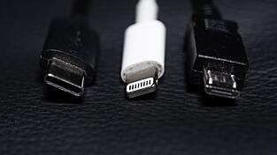 Ein USB-C-Kabel (l.), ein Apple-Lightning-Kabel (M.) und ein Micro-USB-Kabel (r.): Mit dem Kabelsalat soll in der EU Schluss sein, aber erst 2024. Dann soll es bei neuen geräten nur noch USB-C-Kabel geben.