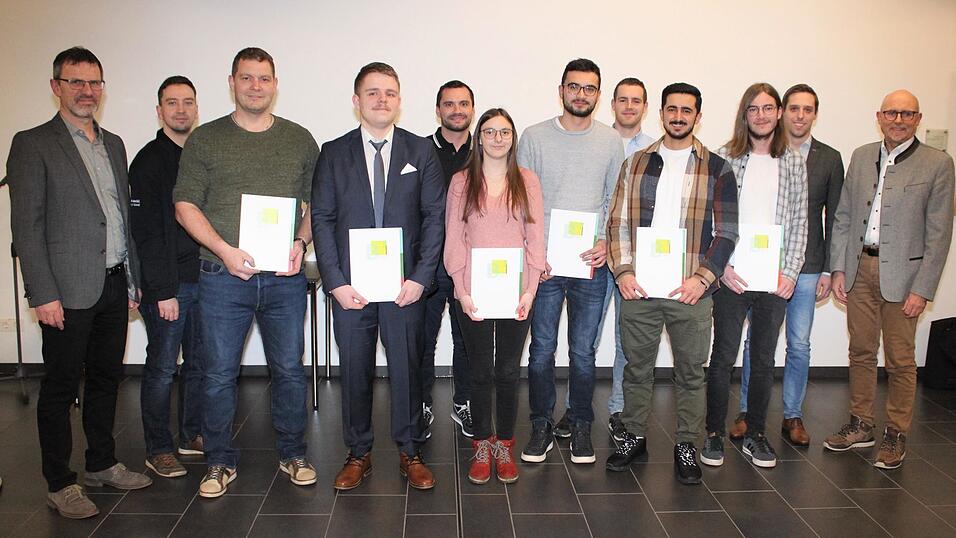 Die Klassenbesten wurden in Anwesenheit von mehreren Ausbildungsleitern von Studiendirektor Christian Sch&ouml;tz (links) und Schulleiter Oberstudiendirektor Siegfried Zistler (rechts) geehrt.