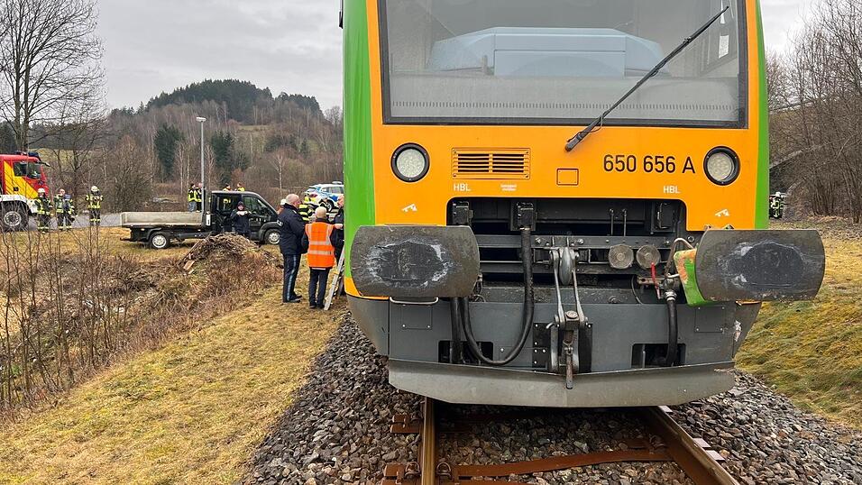 An einem Bahnübergang bei Zwiesel sind am Montag ein Auto und ein Zug zusammengestoßen. An einem Bahnübergang bei Zwiesel sind am Montag ein Auto und ein Zug zusammengestoßen.