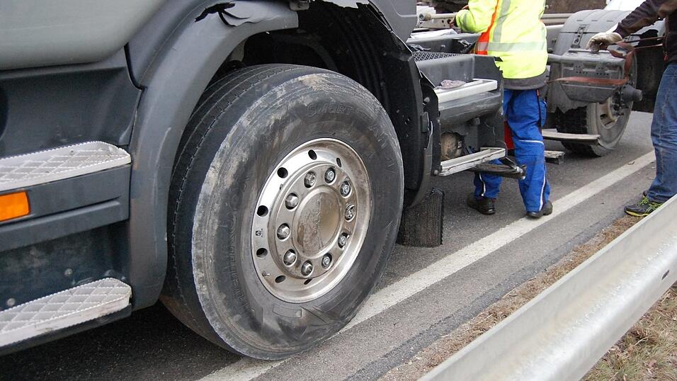 Mehrere Verletzte und hoher Sachschaden: Das ist die Bilanz eines Unfalls am Dienstag auf der Staatsstraße zwischen den beiden Ortseinfahrten nach Langenbach. Mehrere Verletzte und hoher Sachschaden: Das ist die Bilanz eines Unfalls am Dienstag auf der Staatsstraße zwischen den beiden Ortseinfahrten nach Langenbach.
