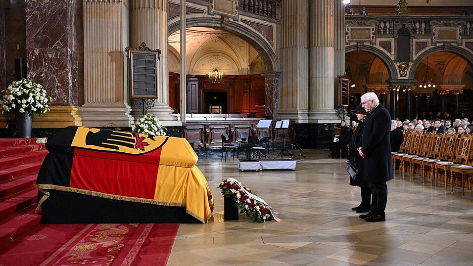 Die Spitzen des deutschen Staates und Weggefährten nehmen Abschied vom gestorbenen früheren Bundespräsidenten Köhler. Die Spitzen des deutschen Staates und Weggefährten nehmen Abschied vom gestorbenen früheren Bundespräsidenten Köhler.