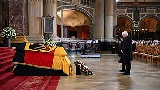 Die Spitzen des deutschen Staates und Weggef&auml;hrten nehmen Abschied vom gestorbenen fr&uuml;heren Bundespr&auml;sidenten K&ouml;hler.