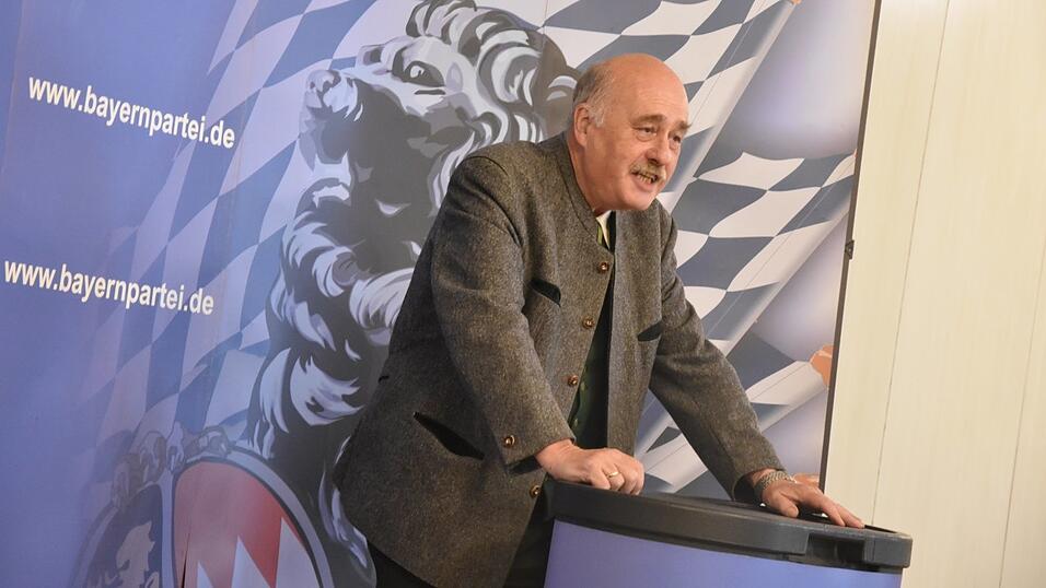 Hubert Dorn macht sich in seiner Rede unter anderem f&uuml;r die Idee eines eigenst&auml;ndigen bayerischen Nationalstaats stark.