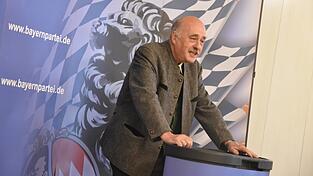 Hubert Dorn macht sich in seiner Rede unter anderem für die Idee eines eigenständigen bayerischen Nationalstaats stark. Hubert Dorn macht sich in seiner Rede unter anderem für die Idee eines eigenständigen bayerischen Nationalstaats stark.