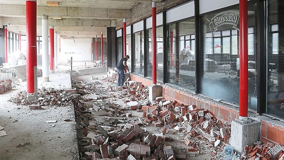 Der R&uuml;ckbau des Stadionrestaurants ist bereits in vollem Gange. K&uuml;nftig soll der Bereich offen hin zur Eisfl&auml;che gestaltet werden. 'Dadurch wird das Stadion nochmals einen ganz eigenen Charakter erhalten', sagt Baudirektor Johannes Doll.