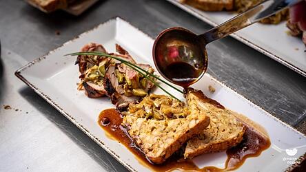 Nicht nur optisch ein Genuss: gegrilltes Schweinefilet mit bayerischer Füllung.