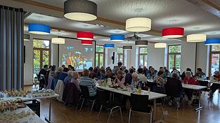 Bei einer Dia-Show, die alte Erinnerungen wachrief, und bester Verpflegung vom Buffet verbrachten die Senioren einen gemütlichen Nachmittag und feierten das 25-jährige Jubiläum des Seniorenkreises Prackenbach-Krailing.