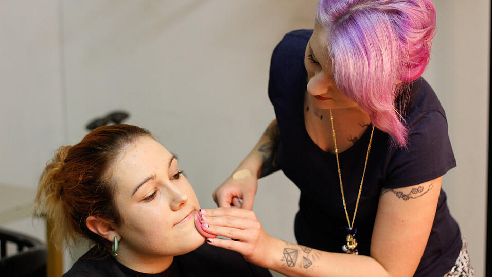 1. Friseurin Jacqueline Pauli trägt flüssiges Make-up auf Lisas Gesicht auf. Bis auf die Augenpartie pudert sie das Gesicht noch ab. (Foto: Susanne Raith) 1. Friseurin Jacqueline Pauli trägt flüssiges Make-up auf Lisas Gesicht auf. Bis auf die Augenpartie pudert sie das Gesicht noch ab. (Foto: Susanne Raith)