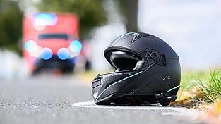 Für den Motorradfahrer kam jede Hilfe zu spät. (Symbolbild) Für den Motorradfahrer kam jede Hilfe zu spät. (Symbolbild)