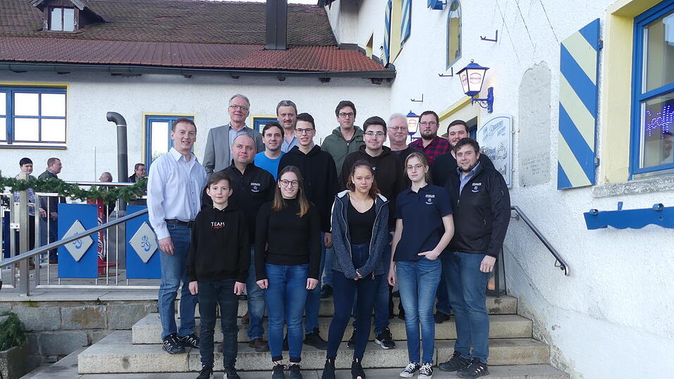 Die Personen die befördert wurden, mit einem Teil der Vorstandschaft, mit Mitgliedern der Jugendwehr und mit im Bild Bürgermeister Fritz Fuchs. Die Personen die befördert wurden, mit einem Teil der Vorstandschaft, mit Mitgliedern der Jugendwehr und mit im Bild Bürgermeister Fritz Fuchs.