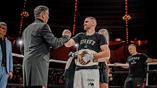 Europameister Flamur Mehmeti nimmt nach seinem Titelgewinn die Gl&uuml;ckw&uuml;nsche von Klaus Nonnemacher, Pr&auml;sident der World Kickboxing Union, entgegen. Am Samstag muss Mehmeti seinen Titel zum ersten Mal verteidigen.