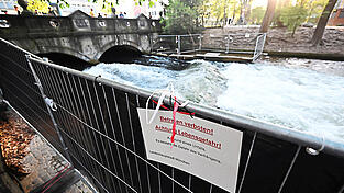 Die Sicherungsleine der Frau hatte sich nach einem Sturz verhakt. Die Strömung drückte die 33-Jährige unter Wasser.