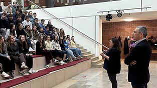 Jugendpflegerin Kathrin Götz und Landrat Dr. Ronny Raith besuchten das Dominicus-von-Linprun-Gymnasium Viechtach. Jugendpflegerin Kathrin Götz und Landrat Dr. Ronny Raith besuchten das Dominicus-von-Linprun-Gymnasium Viechtach.