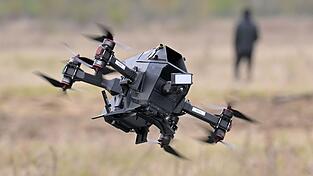 Ein neues Joint Venture in Brandenburg an der Havel unter anderem mit dem Druckmaschinenhersteller Heidelberg demonstriert die Technik einer Abfangdrohne.