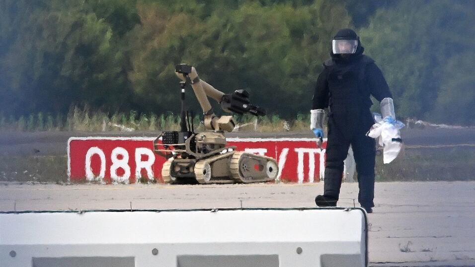 Der Drohnen-Vorfall am Flughafen Leipzig/Halle wirft nach Einschätzung eines Experten neue Fragen zur Sicherheit deutscher Flughäfen auf. (Archivbild) Der Drohnen-Vorfall am Flughafen Leipzig/Halle wirft nach Einschätzung eines Experten neue Fragen zur Sicherheit deutscher Flughäfen auf. (Archivbild)