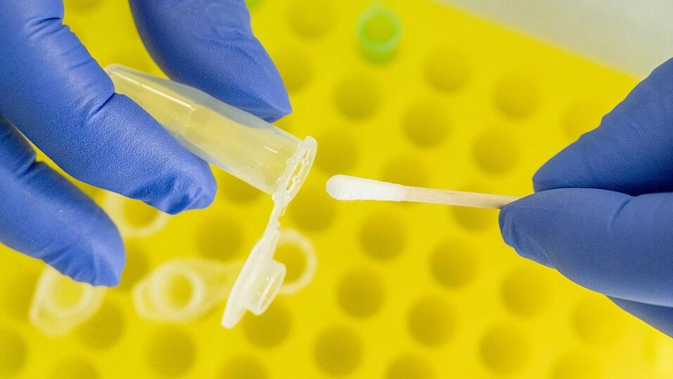 Spezialisten konnten DNA-Spuren an mehr als 50 Jahre alten Asservaten sichern. (Symbolbild) Spezialisten konnten DNA-Spuren an mehr als 50 Jahre alten Asservaten sichern. (Symbolbild)