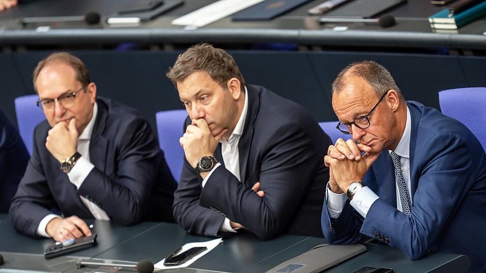 Vizekanzler und Finanzminister Lars Klingbeil (l.) und Bundeskanzler Friedrich Merz müssen eine Koalitionskrise moderieren. Vizekanzler und Finanzminister Lars Klingbeil (l.) und Bundeskanzler Friedrich Merz müssen eine Koalitionskrise moderieren.
