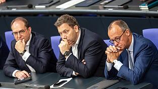 Vizekanzler und Finanzminister Lars Klingbeil (l.) und Bundeskanzler Friedrich Merz müssen eine Koalitionskrise moderieren.