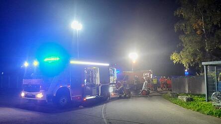Ein Großaufgebot der Freiwilligen Feuerwehr musste anrücken, um den Brand unter Kontrolle zu bekommen.