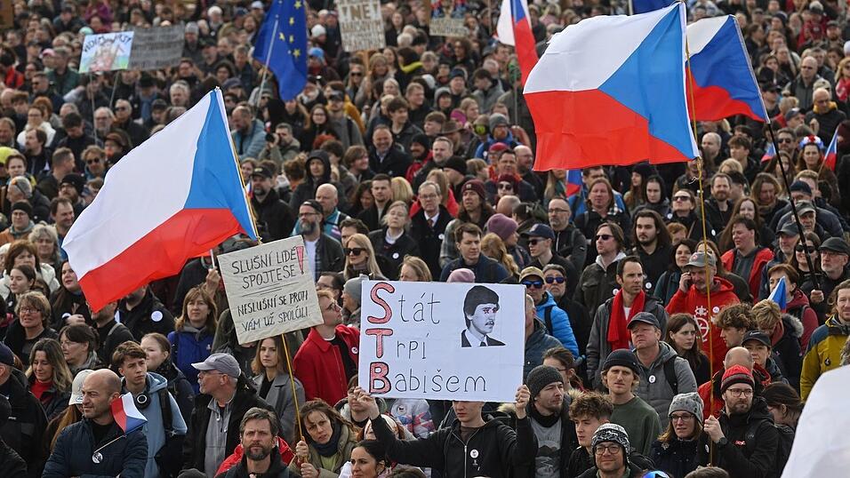 Zehntausende Menschen nehmen an der Kundgebung unter dem Motto &laquo;Wir lassen uns die Zukunft nicht stehlen.