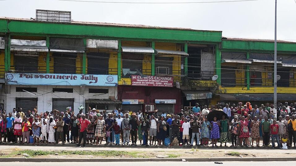 Zehntausende s&auml;umen den Weg von Papst Leo XIV. in Kamerun.