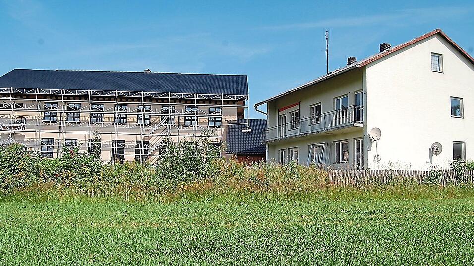 Der aktuelle Eigentümer hat bereits mit der Sanierung des ehemaligen Schulhauses (li.) begonnen, das er der Stadt zum Kauf anbietet. Das frühere Lehrerwohnhaus (re.) könnte abgerissen werden und ein Parkplatz entstehen. Der aktuelle Eigentümer hat bereits mit der Sanierung des ehemaligen Schulhauses (li.) begonnen, das er der Stadt zum Kauf anbietet. Das frühere Lehrerwohnhaus (re.) könnte abgerissen werden und ein Parkplatz entstehen.