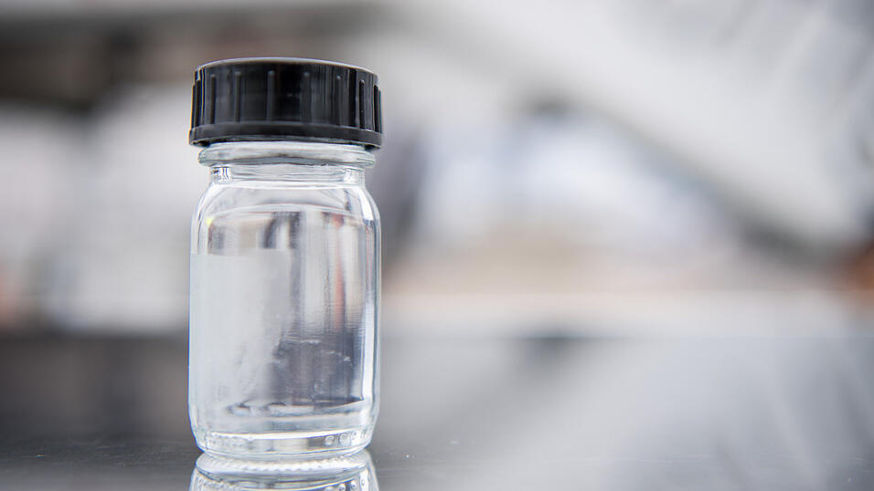 Ein Gef&auml;&szlig; mit synthetisch hergestelltem Diesel, der aus tierischen und pflanzlichen Fetten besteht, die teilweise aus Abfallprodukten gewonnen werden. Steht hier wirklich ein Wundermittel im Kampf gegen den Klimawandel?