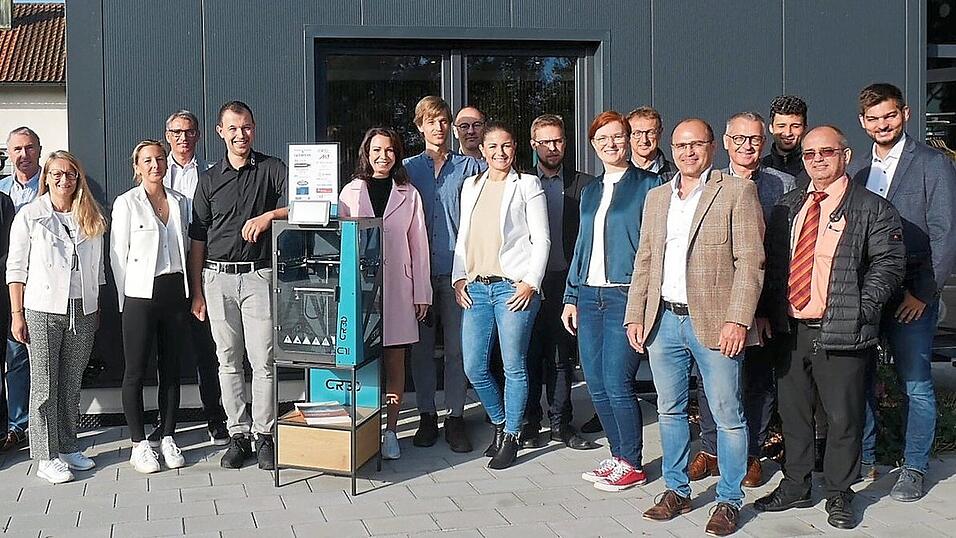 Die Lehrer (links) müssen sich nun in die Technik der von den Wirtschaftsjunioren (rechts) gesponsorten 3D-Drucker von Christian Reil (Mitte mit einem Exemplar) beschäftigen, um sie sinnvoll im Unterricht einsetzen zu können. Die Lehrer (links) müssen sich nun in die Technik der von den Wirtschaftsjunioren (rechts) gesponsorten 3D-Drucker von Christian Reil (Mitte mit einem Exemplar) beschäftigen, um sie sinnvoll im Unterricht einsetzen zu können.