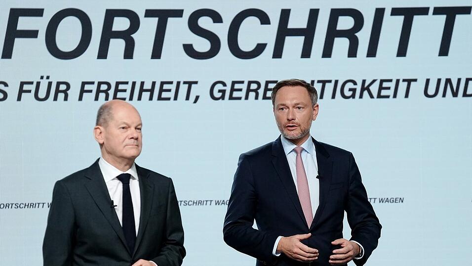 Die Ampel-Koalition ist als 'Fortschrittskoalition' gestartet - und gescheitert. Am Mittwochabend entlässt Kanzler Olaf Scholz (l.) seinen Finanzminister Christian Lindner. Das Ende der Ampel ist besiegelt. Die Ampel-Koalition ist als 'Fortschrittskoalition' gestartet - und gescheitert. Am Mittwochabend entlässt Kanzler Olaf Scholz (l.) seinen Finanzminister Christian Lindner. Das Ende der Ampel ist besiegelt.