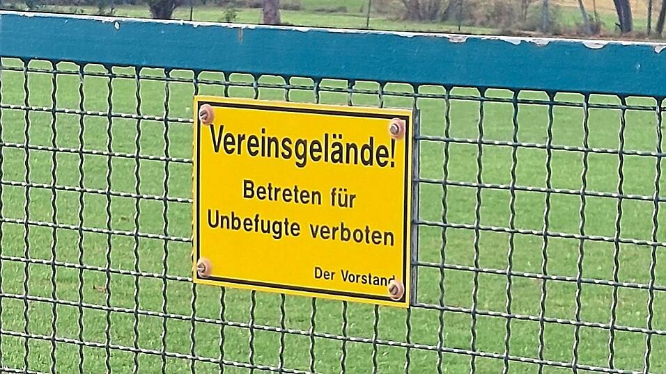 An allen Zugängen wird darauf hingewiesen, dass das Betreten des Vereinsgeländes verboten ist. An allen Zugängen wird darauf hingewiesen, dass das Betreten des Vereinsgeländes verboten ist.