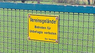 An allen Zugängen wird darauf hingewiesen, dass das Betreten des Vereinsgeländes verboten ist.