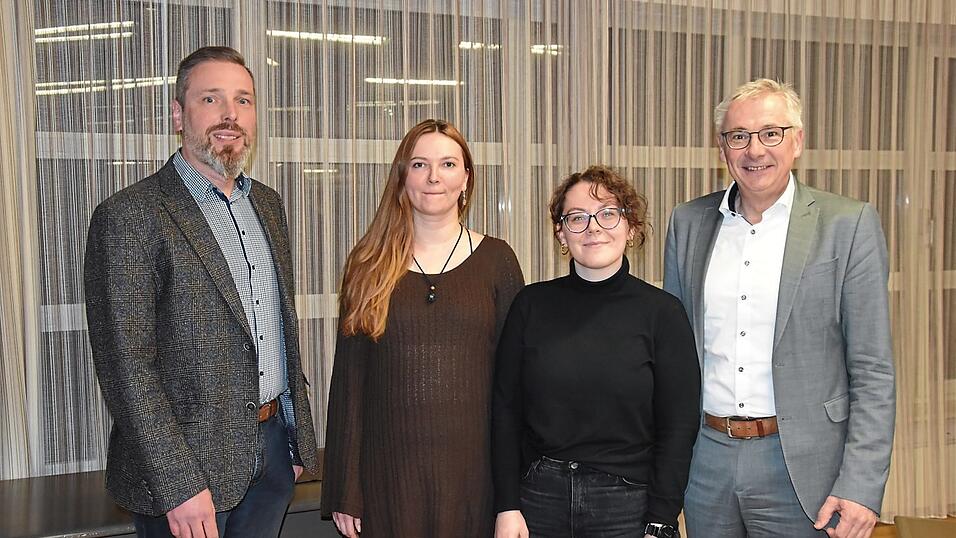 Florian Eibl (Kreisarch&auml;ologe, von links), Katrin Flei&szlig;ner und Antonia Calcaterra (Mitarbeiterinnen der Kreisarch&auml;ologie) mit Landrat Werner Bumeder.