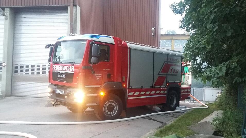 Feuerwehreinsatz am Dienstagabend in Regensburg. Dort ist es in der M&uuml;llumladestation Haslbach zu einem Brand gekommen.