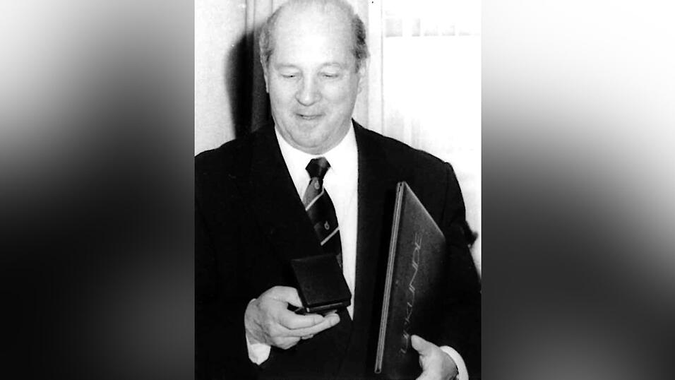 Seit April 1996 ist Ernst Girmindl, erst Landrat des Landkreises Roding, dann des Gro&szlig;landkreises Cham, Ehrenb&uuml;rger der Stadt Roding.