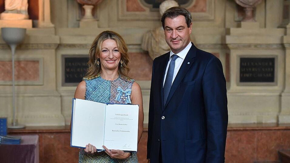 Mit dem Bayerischen Verdienstorden werden 'großartige Menschen' geehrt, 'die Bayern einzigartig machen', sagte Ministerpräsident Markus Söder am 22. Juli 2019. Und das gilt auch für Monika Gruber. Mit dem Bayerischen Verdienstorden werden 'großartige Menschen' geehrt, 'die Bayern einzigartig machen', sagte Ministerpräsident Markus Söder am 22. Juli 2019. Und das gilt auch für Monika Gruber.