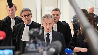 Nicolas Sarkozy ist der erste französische Präsident, der eine Haftstrafe antreten muss. Den Prozess bezeichnet er als politisch motiviert.
