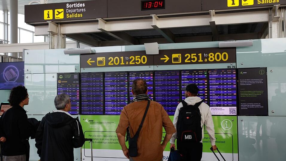 Am Flughafen Barcelona werden die Namen auf Ausweisen und Bordkarten am Gate angeschaut. (Symbolbild)