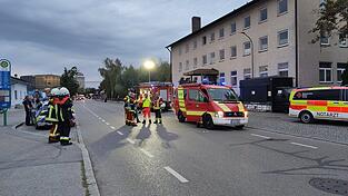Der Bereich vor dem Bahnhof war stundenlang gesperrt. Der schwer verletzte Jugendliche war auf dem ehemaligen Fußballplatz hinter dem ehemaligen Hotel (rechts im Bild) aufgefunden worden. Der Bereich vor dem Bahnhof war stundenlang gesperrt. Der schwer verletzte Jugendliche war auf dem ehemaligen Fußballplatz hinter dem ehemaligen Hotel (rechts im Bild) aufgefunden worden.