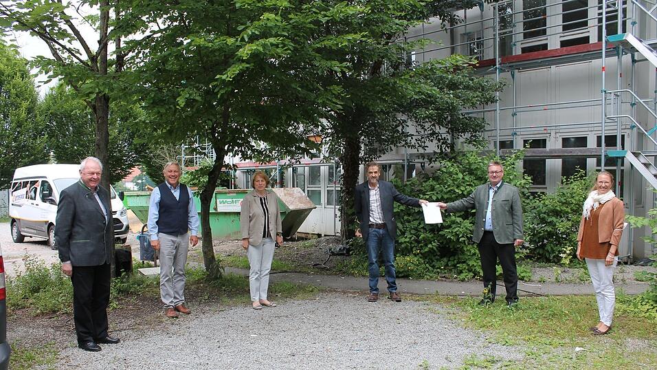 Haben nach geschaffter Hürde gut lachen - Karl Bauer (l.) und Barbara Unger (3.v.l.) vom Caritas-Rat, Bürgermeister Dr. Albert Solleder (2.v.l.), Caritas-Geschäftsführer Norbert Scheidler (3.v.r.) mit MdL Josef Zellmeier, der den Zuwendungsbescheid mitbrachte, sowie Heimleiterin Dr. Sandra Hasslöwer. Haben nach geschaffter Hürde gut lachen - Karl Bauer (l.) und Barbara Unger (3.v.l.) vom Caritas-Rat, Bürgermeister Dr. Albert Solleder (2.v.l.), Caritas-Geschäftsführer Norbert Scheidler (3.v.r.) mit MdL Josef Zellmeier, der den Zuwendungsbescheid mitbrachte, sowie Heimleiterin Dr. Sandra Hasslöwer.