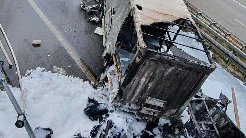 Ein Lastwagen steht nach einem Unfall auf der A93 nahe Teublitz. Ein Lastwagen steht nach einem Unfall auf der A93 nahe Teublitz.