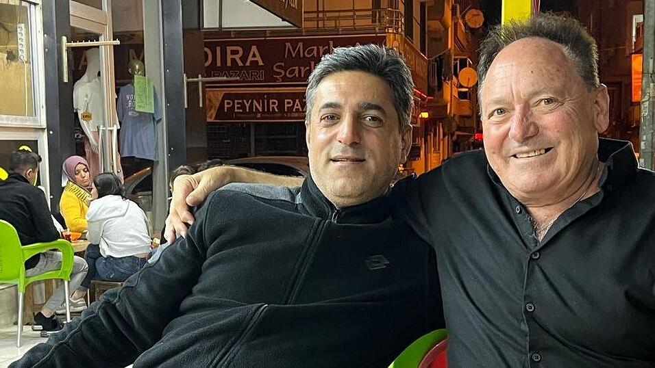 Josef Laumer mit Mehmet, einem seiner guten Freunde. 'Er sieht George Clooney zum Verwechseln &auml;hnlich', scherzt Laumer. Fotos: