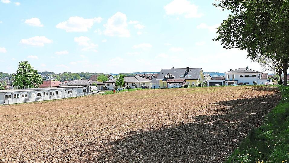 Auf dieser Fläche westlich des bereits bestehenden Interimskindergartens an der Bischof-Ketteler-Straße Richtung Bodelschwinghstraße wird die neue sechsgruppige Einrichtung mit zwei Geschoßen entstehen. Favorisiert wird eine Holzbauweise. Auf dieser Fläche westlich des bereits bestehenden Interimskindergartens an der Bischof-Ketteler-Straße Richtung Bodelschwinghstraße wird die neue sechsgruppige Einrichtung mit zwei Geschoßen entstehen. Favorisiert wird eine Holzbauweise.