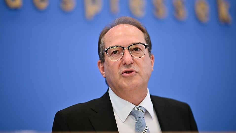 Kurz nach Amtsantritt hatte Dobrindt im Mai die Kontrollen an den deutschen Außengrenzen verstärkt. (Archivbild)