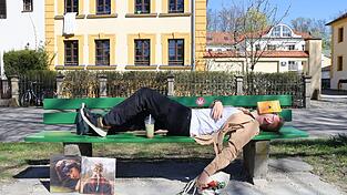 Ein performatives Nickerchen mit Matcha, Schallplatten und Buch.