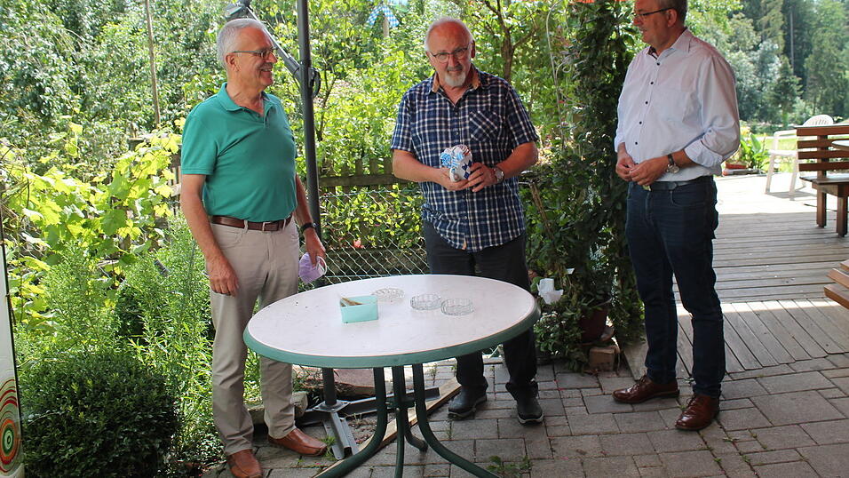 Von Landrat Josef Laumer (rechts) erhielt Max Preiß (Mitte) als Leiter der Parkinson-Selbsthilfegruppe ein Rautenkrügerl. Links Ex-Bürgermeister Heinrich Stenzel aus Mitterfels. Von Landrat Josef Laumer (rechts) erhielt Max Preiß (Mitte) als Leiter der Parkinson-Selbsthilfegruppe ein Rautenkrügerl. Links Ex-Bürgermeister Heinrich Stenzel aus Mitterfels.
