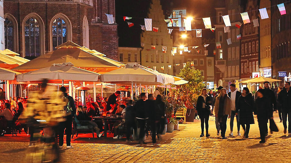 Die Innenstadt war auch am späten Freitagabend noch belebt. Denn viele Besucher nutzten das Late-Night-Shopping-Angebot. Die Geschäfte hatten bis 23 Uhr geöffnet. Die Innenstadt war auch am späten Freitagabend noch belebt. Denn viele Besucher nutzten das Late-Night-Shopping-Angebot. Die Geschäfte hatten bis 23 Uhr geöffnet.